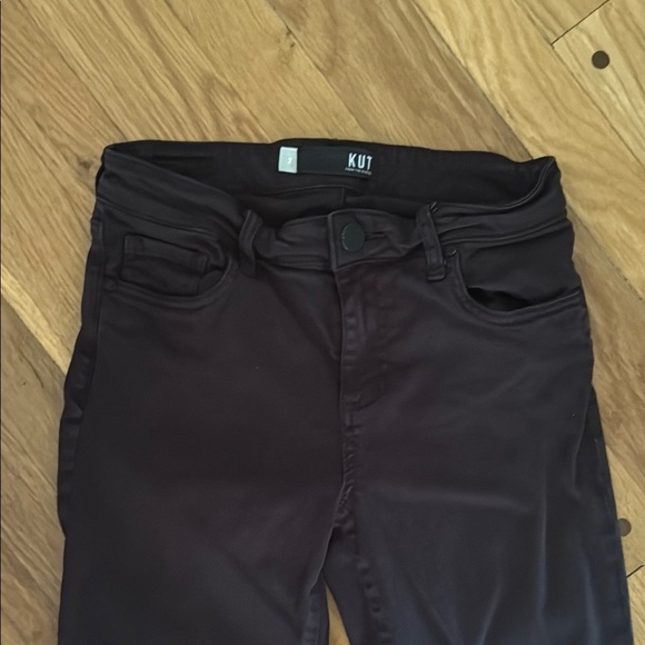 Kut from the Kloth Women's 2 Amy Crop Straight Leg Black Pants - Picture 2 of 6